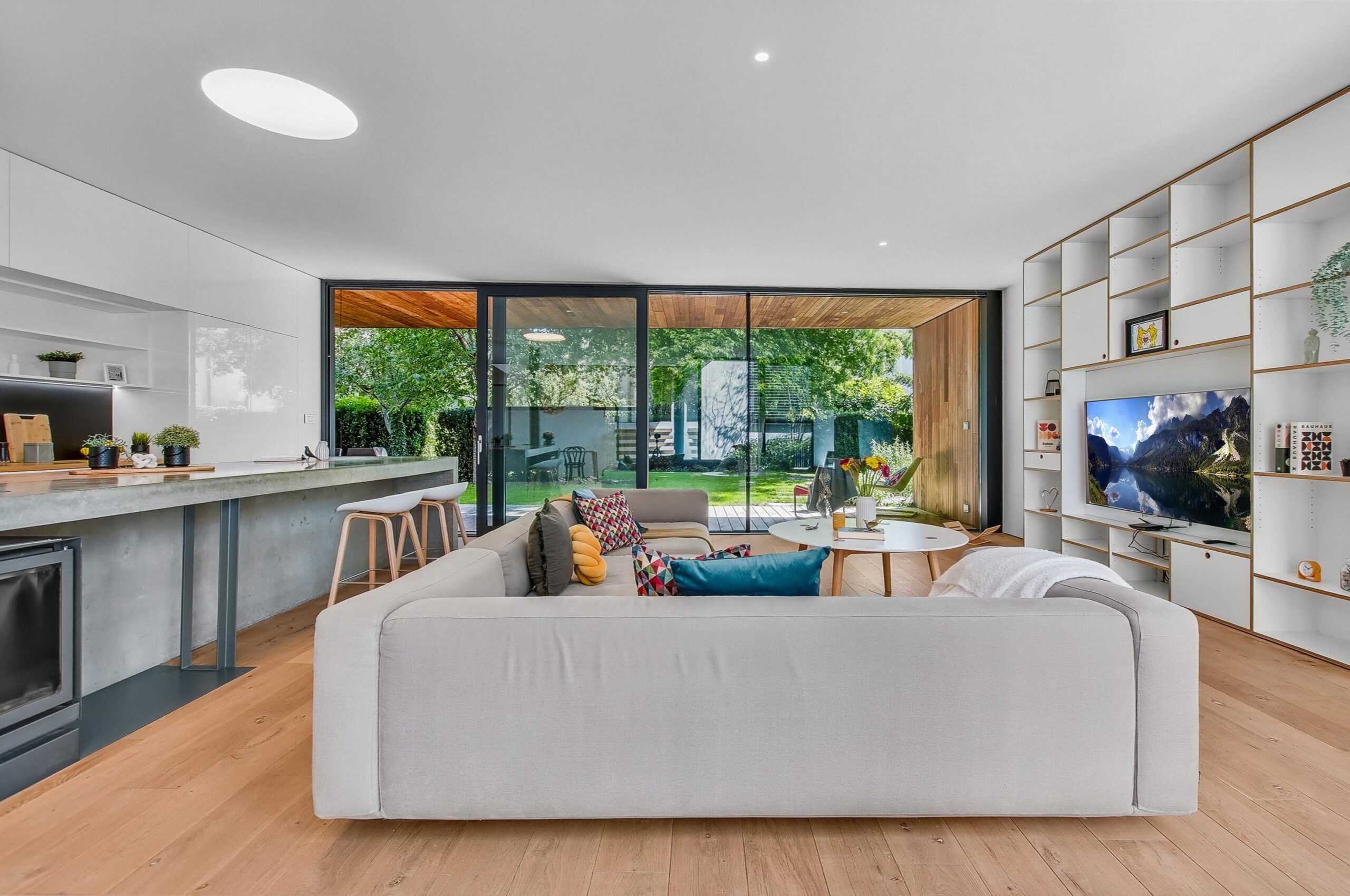 Moderný dom ukrytý za nenápadným vizuálom z ulice