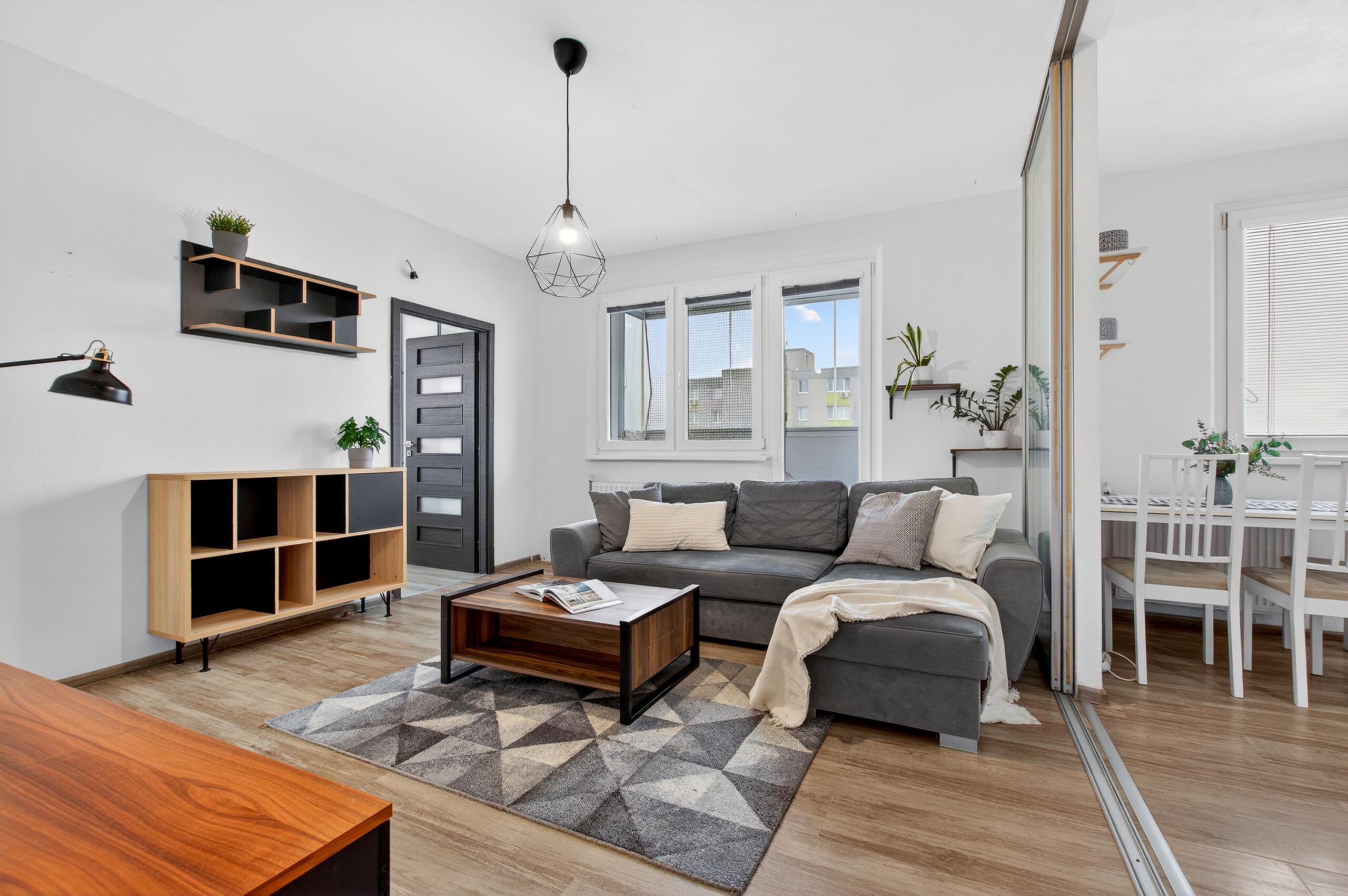 Zrekonštruovaný a zariadený 3-izbový byt s balkónom v Dúbravke